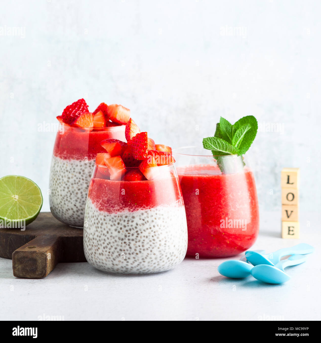 Desayuno postres en copas. budín de semillas de chia y leche de coco y puré  de fresas maduras. un tentempié ligero de verano para niños o Fotografía de  stock - Alamy