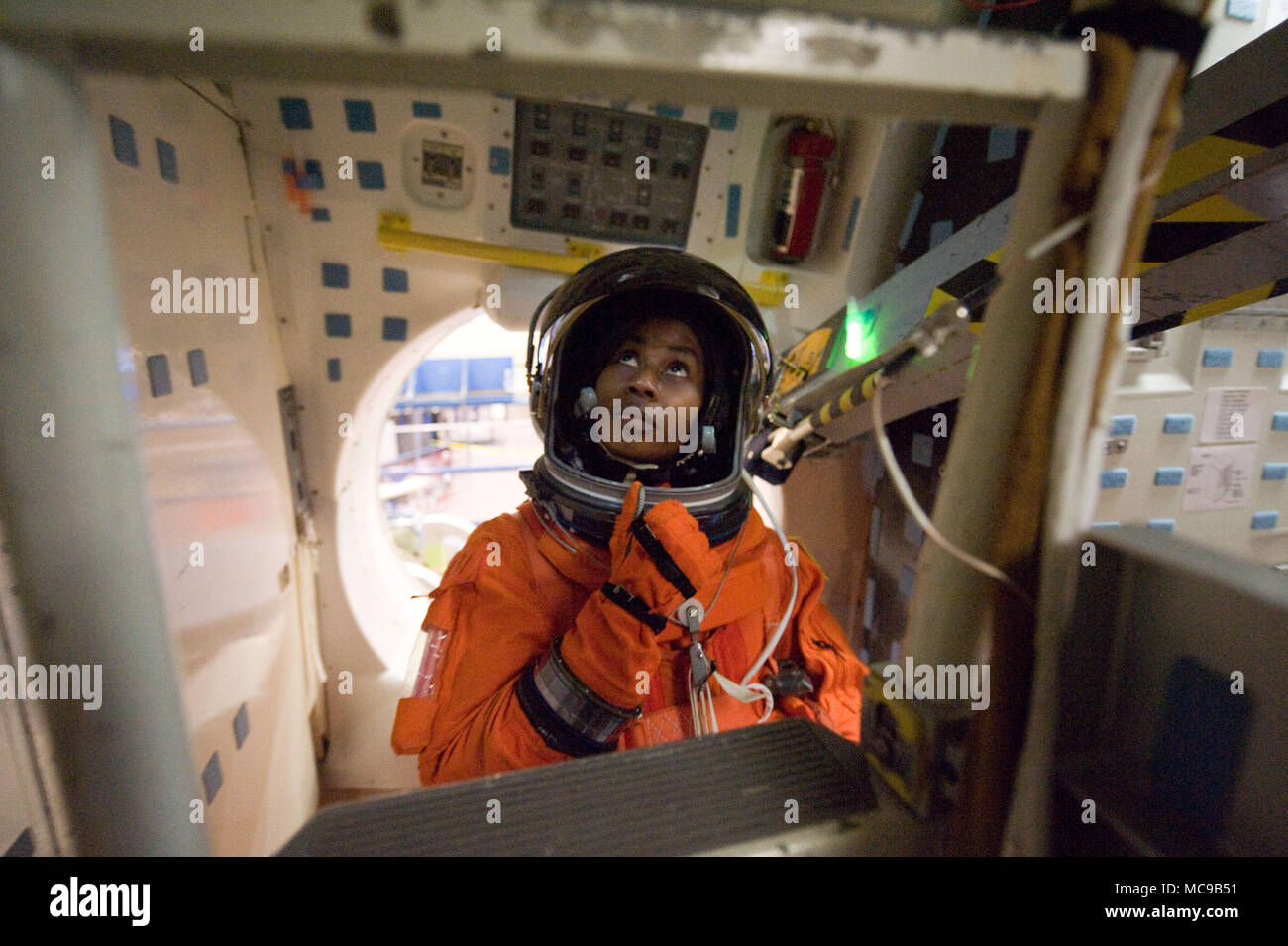 El astronauta de la NASA Stephanie Wilson es ataviados en una versión de capacitación de su lanzamiento del transbordador y la entrada palo, como ella participa en una sesión de entrenamiento en el vehículo espacial mock-up Facility en el Centro Espacial Johnson en preparación para la misión STS-131. Foto de stock