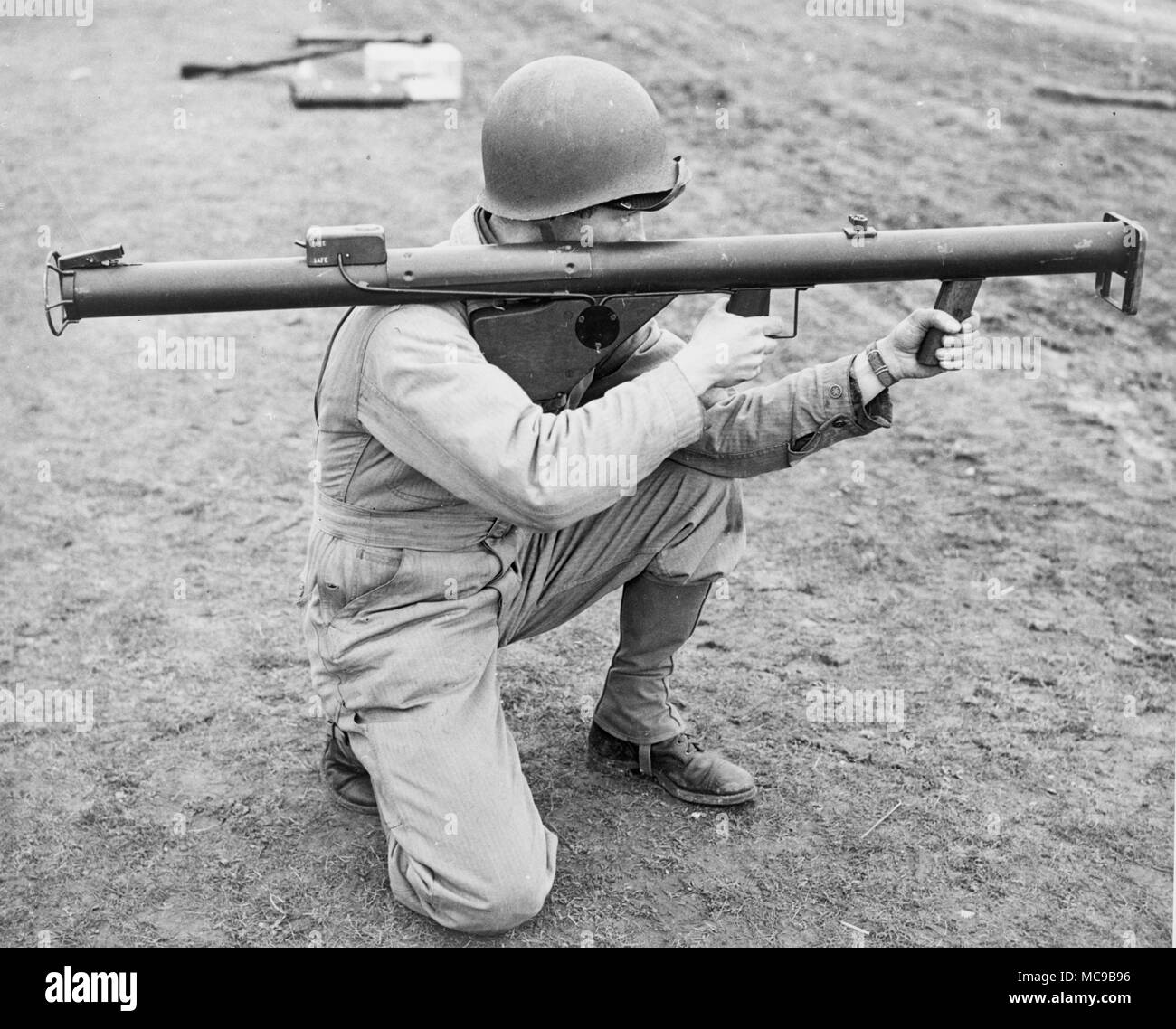 Bazuca, soldado que sostiene un M1 "Bazooka". Portable recoilless lanzacohetes antitanque arma, ampliamente apoyada por el ejército de los Estados Unidos. Foto de stock