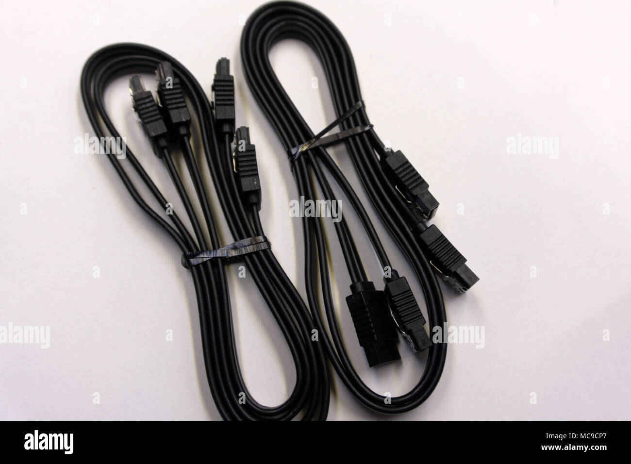 Cable SATA negro para conectar un disco duro a la placa base de un  ordenador sobre un fondo blanco Fotografía de stock - Alamy