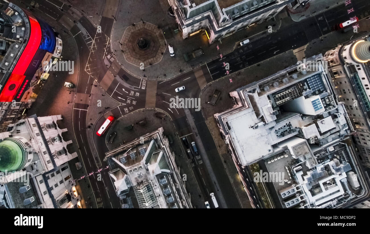 Vista de pájaro volando sobre Piccadilly Circus y vista aérea de las calles de la ciudad de Londres por la noche en Londres - Inglaterra 4K Foto de stock