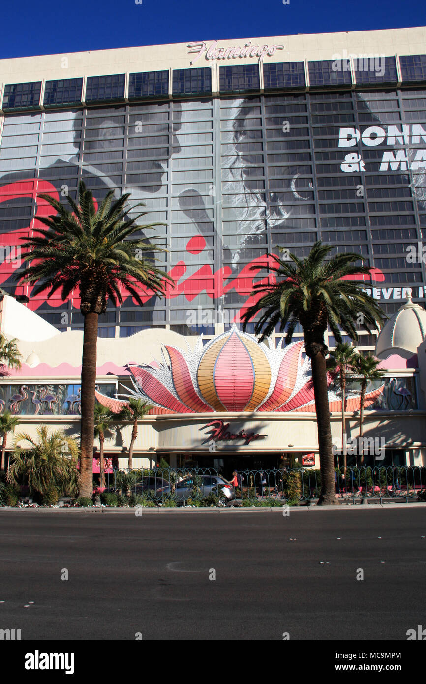 Vista exterior de la entrada frontal del Flamingo Las Vegas Hotel and Casino  rodeado por palmeras, desde el otro lado del Boulevard Las Vegas, NV, EE.UU  Fotografía de stock - Alamy