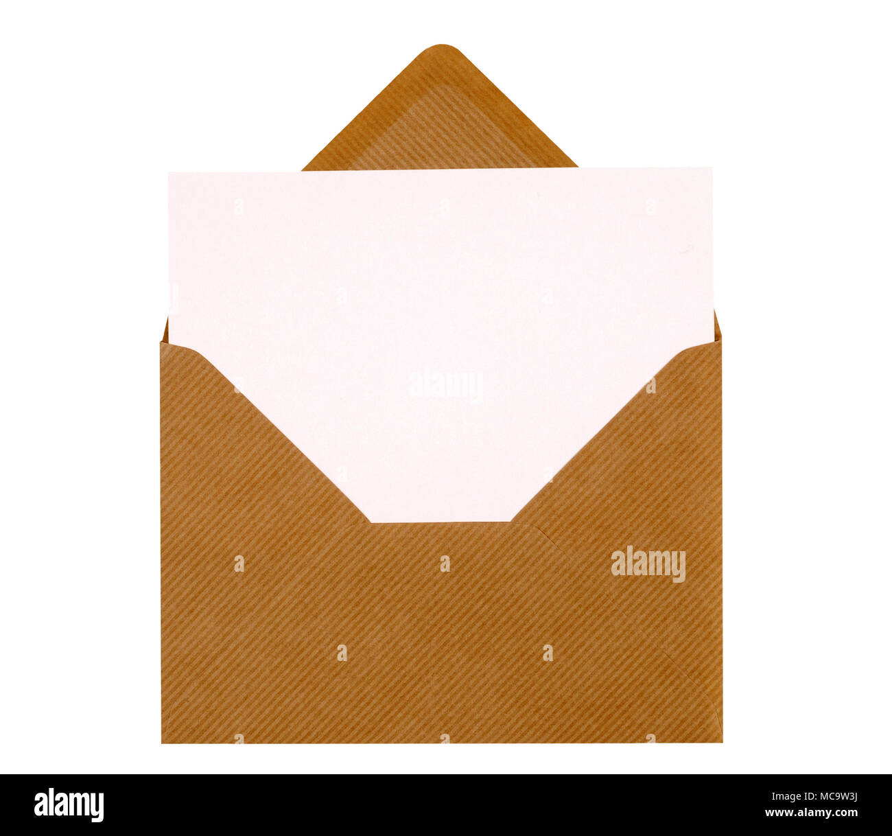 Sobre de papel manila marrón blanco, carta o tarjeta de invitación, copie  el espacio, aislado en blanco Fotografía de stock - Alamy