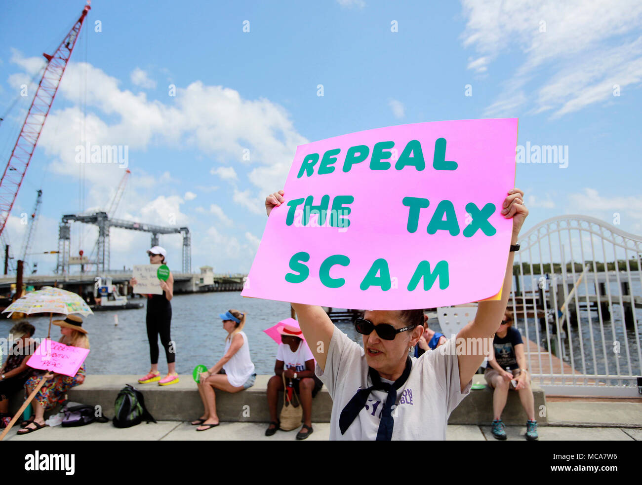 Florida, EE.UU. 14 abr, 2018. Alrededor de 60 personas protestaron cerca del mar-a-Lago como parte de un impuesto marzo Palm Beach County marzo Sábado, 14 de abril de 2018. Durante el fin de semana, más de 100 eventos fueron planificadas en todo el país para protestar por el republicano reducciones de impuestos para los ricos. ''Este es un horrible estafa impuestos, '' dijo el organizador Mark Offerman. ''Necesitamos para derogarla. Crédito: R. Bruce Bennett/El Palm Beach Post/Zuma alambre/Alamy Live News Foto de stock