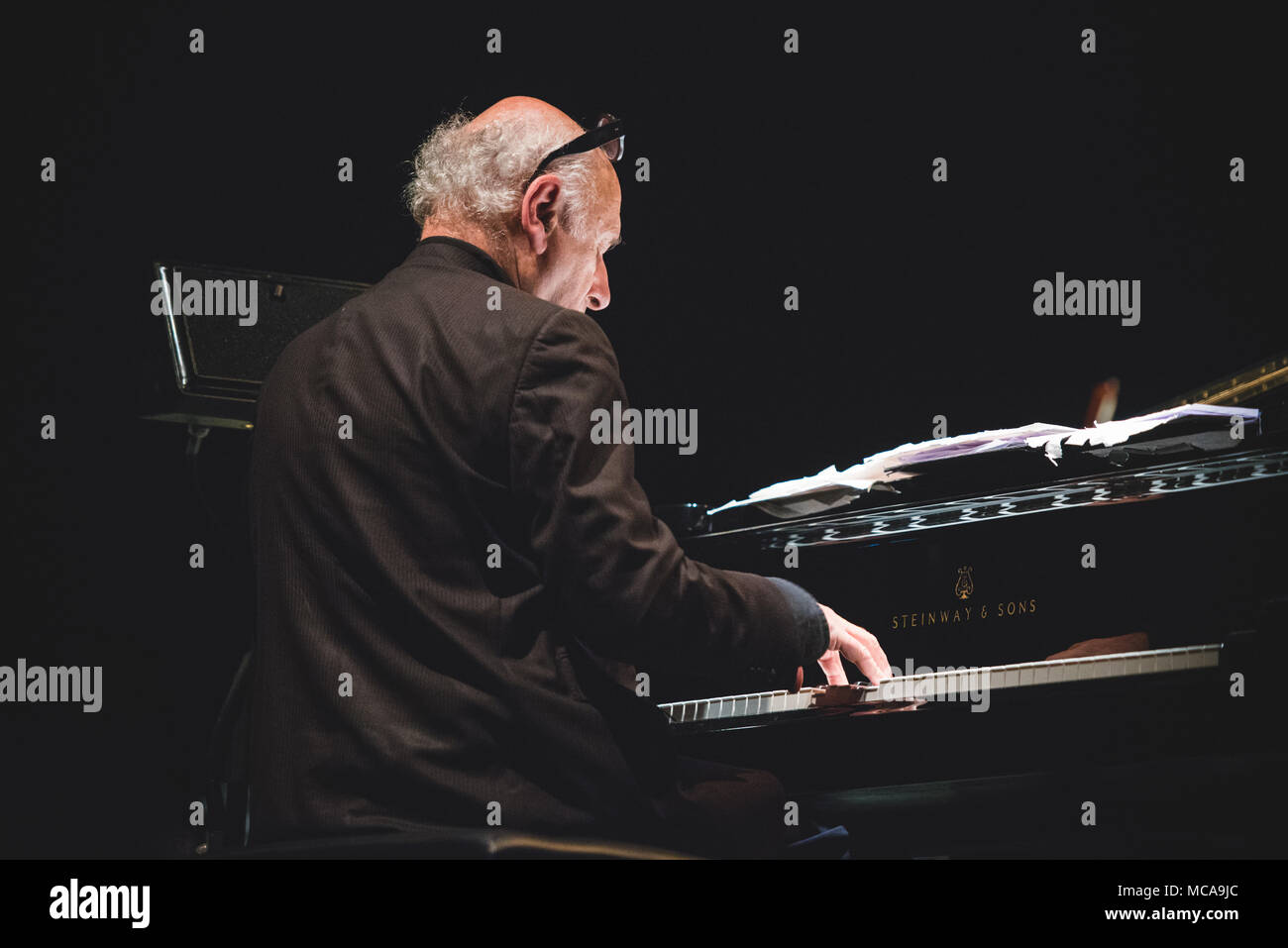 Italia, el 14 de abril de 2018: el pianista y compositor inglés Michael  Nyman interpretando en vivo en el escenario, en la Officine Grandi  Riparazioni lecciones de piano de su 'Concierto' Foto: