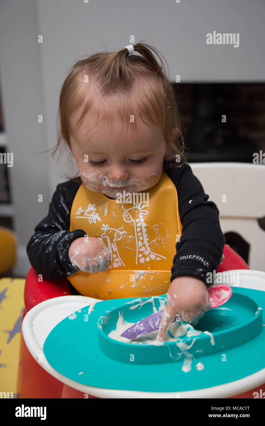 Bebe De 9 Meses De Comer Yogur Baby Weening Led Fotografia De Stock Alamy Bebe De 9 Meses De Comer Yogur Baby Weening Led Fotografia De Stock Alamy