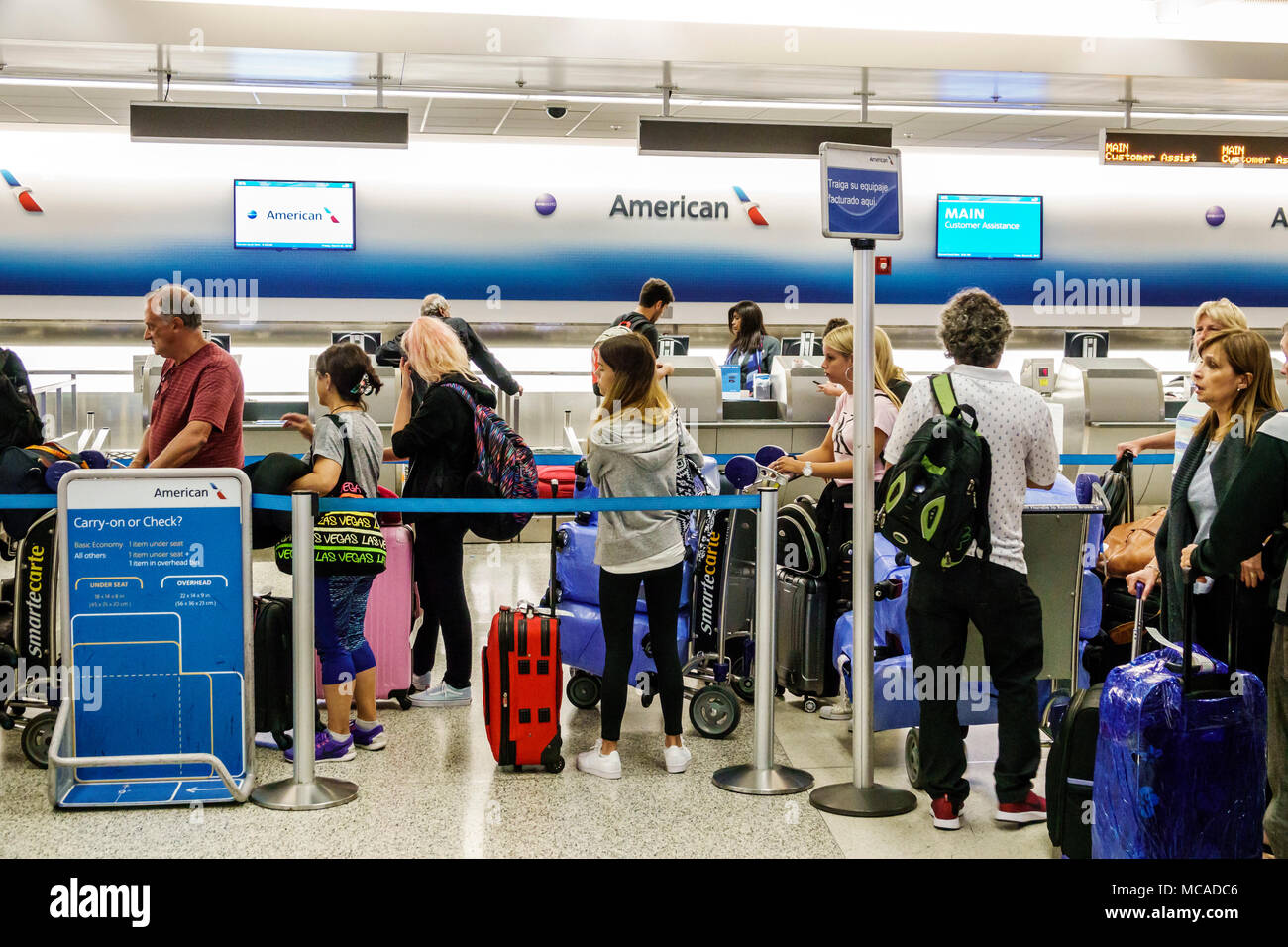 encender un fuego Diverso Supermercado American airlines ticket counter fotografías e imágenes de alta resolución  - Alamy