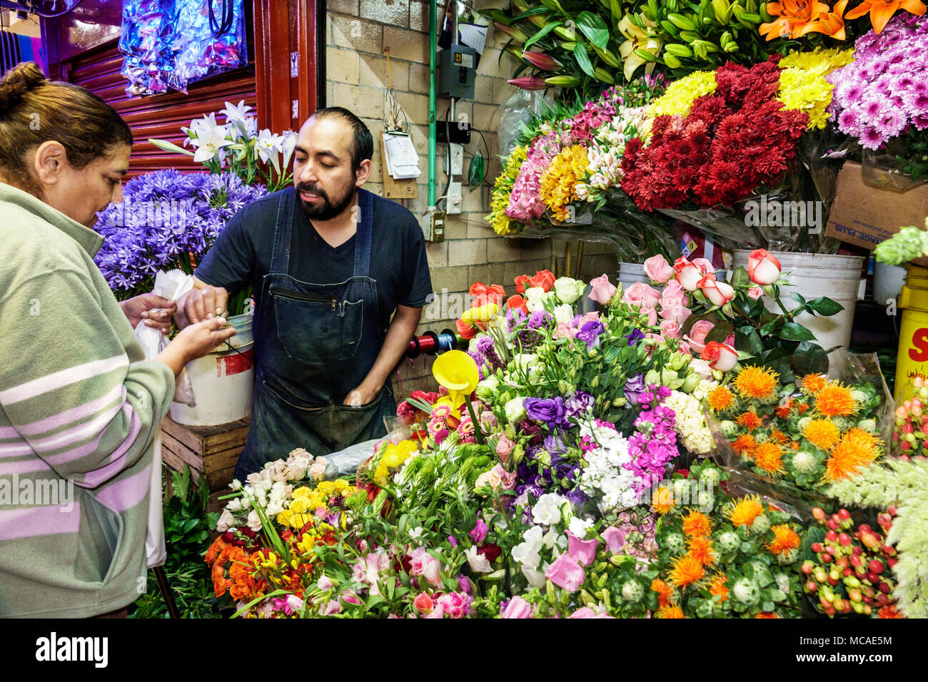 Flor flores vendedor vendedores vendedor vender vender fotografías e  imágenes de alta resolución - Página 2 - Alamy