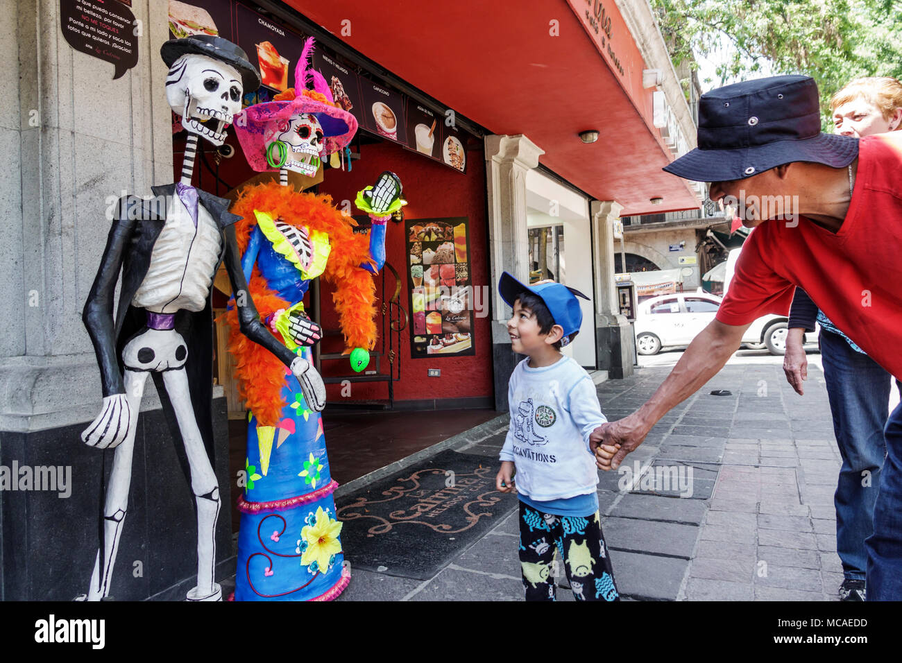 Ciudad de México,Mexicano,Hispano,Coyoacán,Del Carmen,Jardin Centenario,Helado y Café La Catrina,Exterior,escultura,Calavera Catrina,folklore,esqueleto, Foto de stock