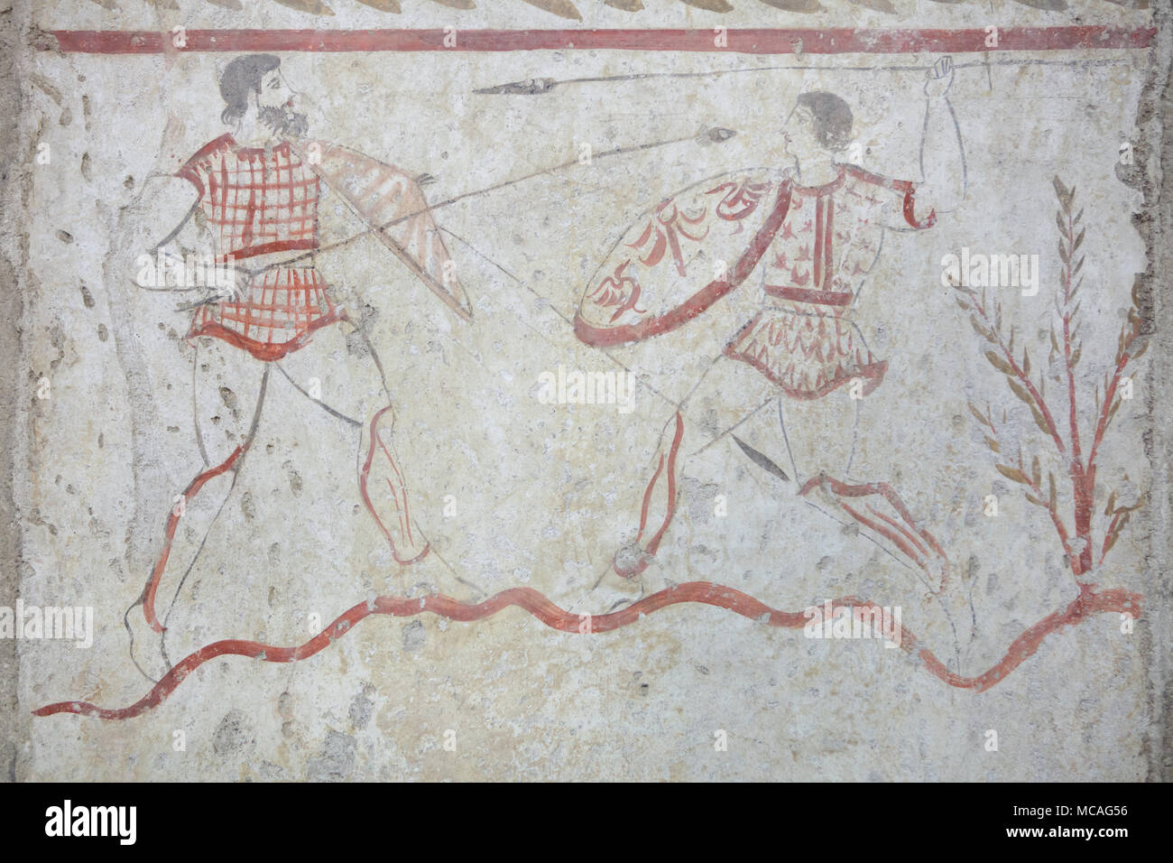 Duelo de guerreros representado en el fresco Lucanian desde 375-350 A.C. desde la tumba 1 de la Necrópolis Arcioni Paestum en exhibición en el Museo Arqueológico (Museo Archeologico di Paestum) en Paestum, Campania, Italia. Foto de stock