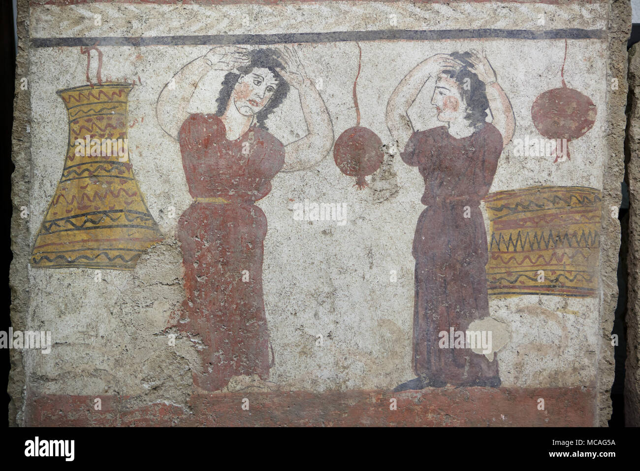 Las mujeres de luto por el difunto Lucanian representado en el fresco de alrededor de 350 A.C. desde la tumba 10 de la Necrópolis Laghetto Paestum en exhibición en el Museo Arqueológico (Museo Archeologico di Paestum) en Paestum, Campania, Italia. Foto de stock