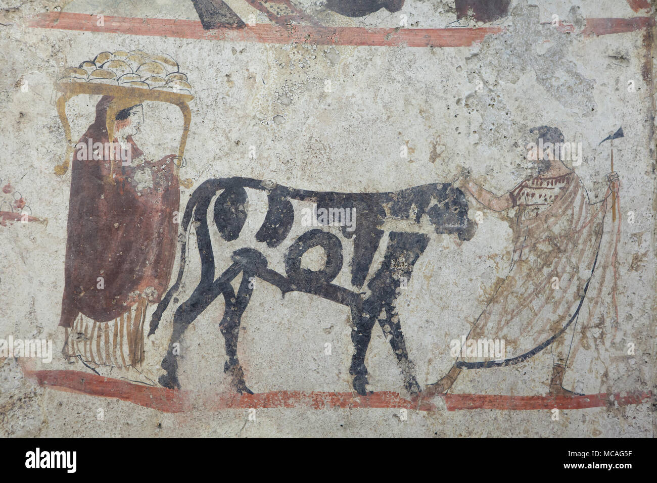 Cortejo fúnebre Lucanian representado en el fresco de alrededor de 350 A.C. desde la tumba 47 de la Necrópolis Andriuolo Paestum en exhibición en el Museo Arqueológico (Museo Archeologico di Paestum) en Paestum, Campania, Italia. Foto de stock