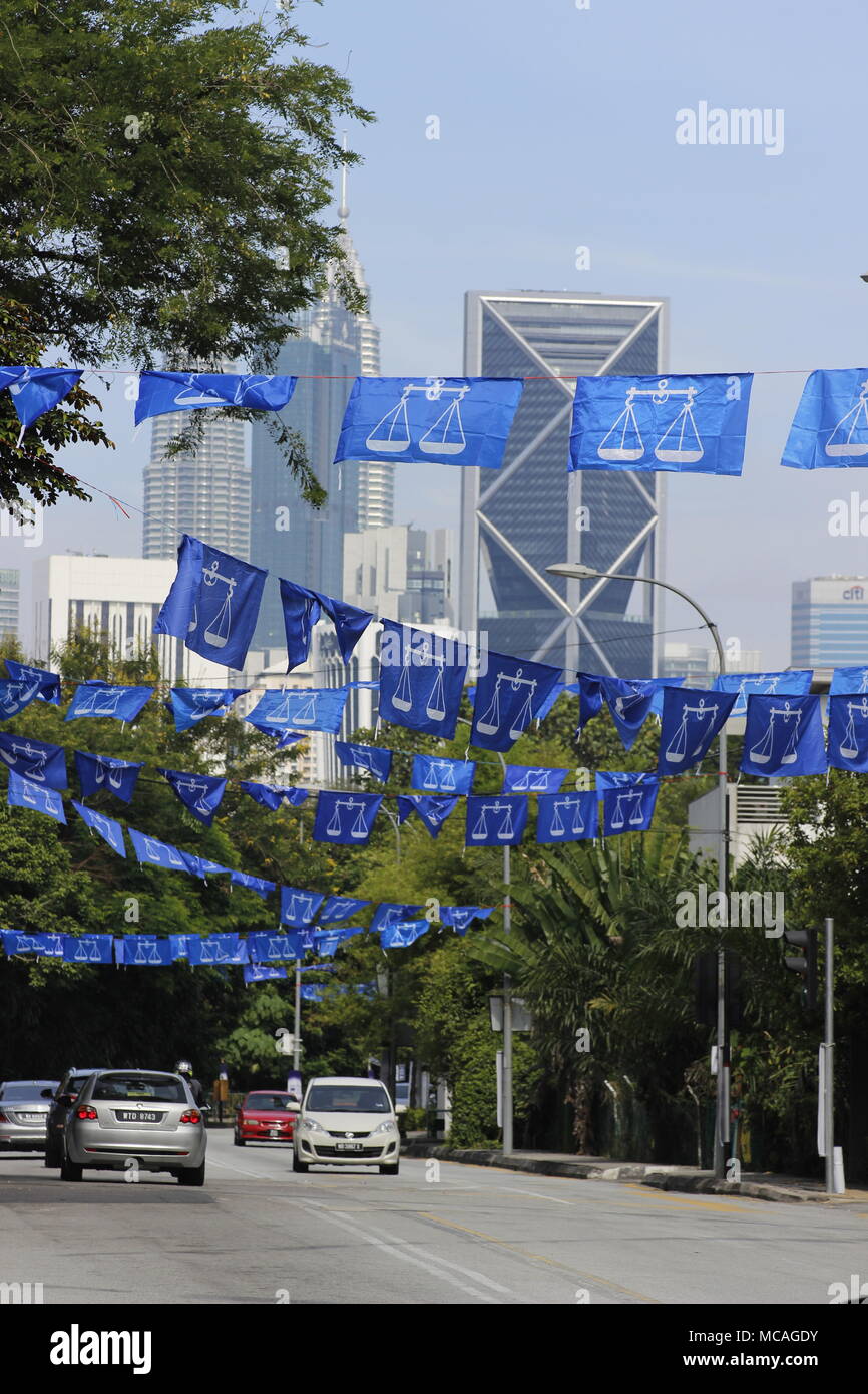 Elecciones Generales 2018 campañas de Malasia en Kuala Lumpur, Malasia. Las banderas del partido de coalición nacional en azul. Foto de stock