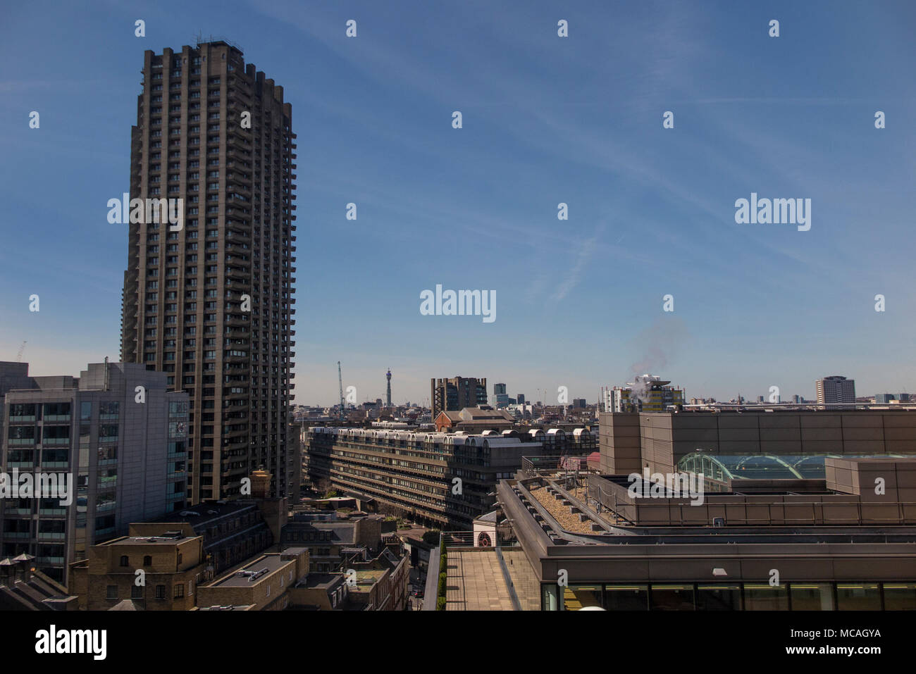 El Barbican Centre y horizonte de Londres, directamente a través de la Torre BT Foto de stock