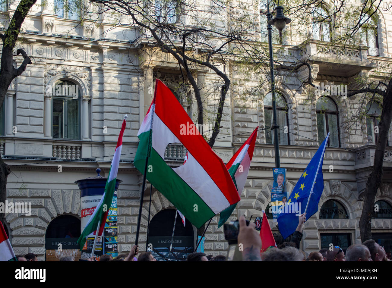 BUDAPEST, HUNGRÍA - 14 de abril de 2018: manifestación de protesta política contra el gobierno recientemente elegido para la democracia 'real'. El rallye fue organi Foto de stock