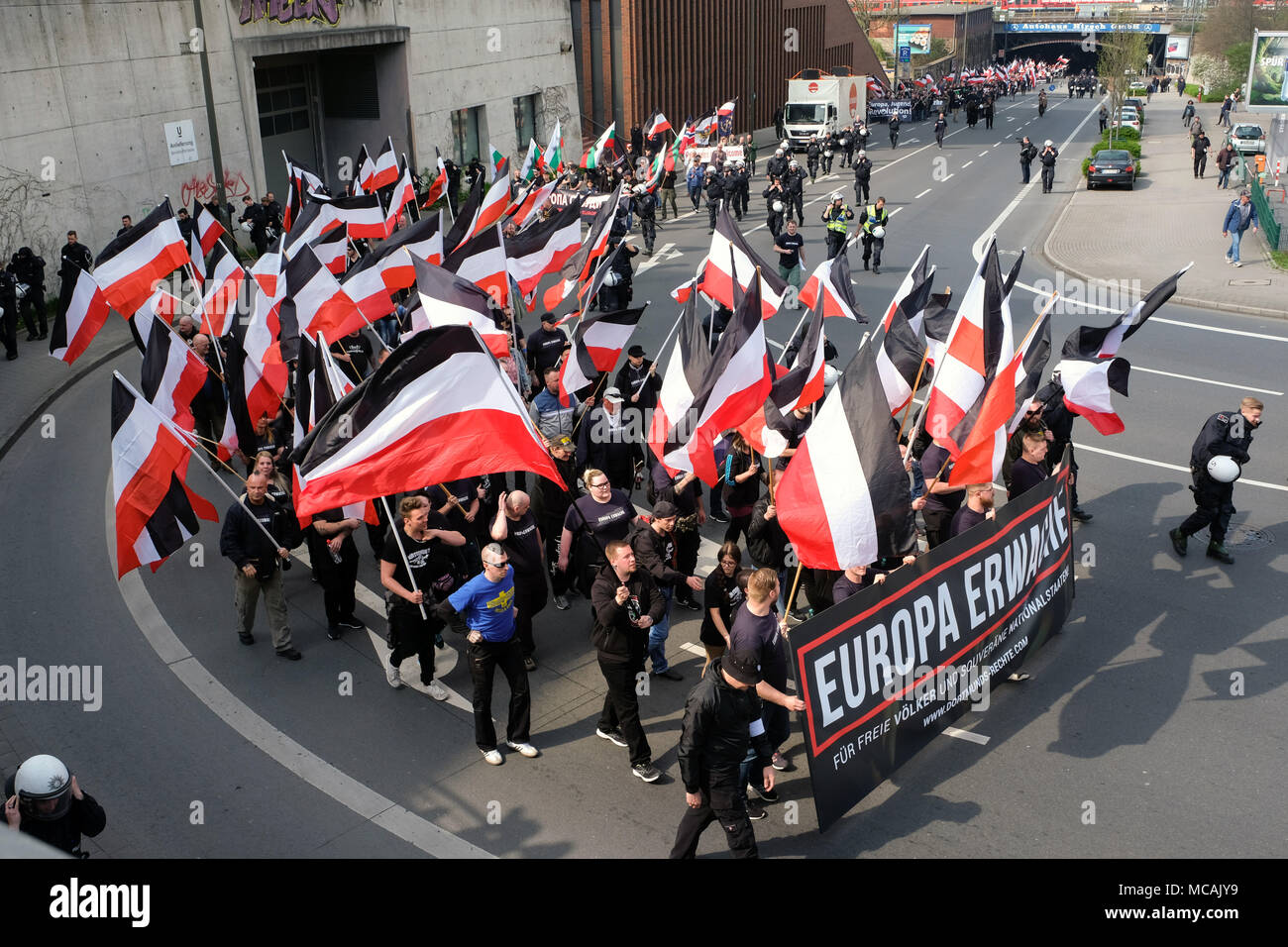 Dortmund, 14 de abril de 2018: marcha neonazi en Dortmund (Alemania). Los partidos de extrema derecha como el partido 'Die Rechte" (Los derechos) exigiendo bajo el título "DESPIERTA EUROPA Europa blanco' --- Dortmund 14.04.2018: Neonazi-Demonstration en Dortmund. Wie die Parteien Rechtsextremistische Dortmunder Partei 'Die Rechte" fordern unter der Überschrift "EUROPA ERWACHE" ein 'weisses Europa" Foto de stock
