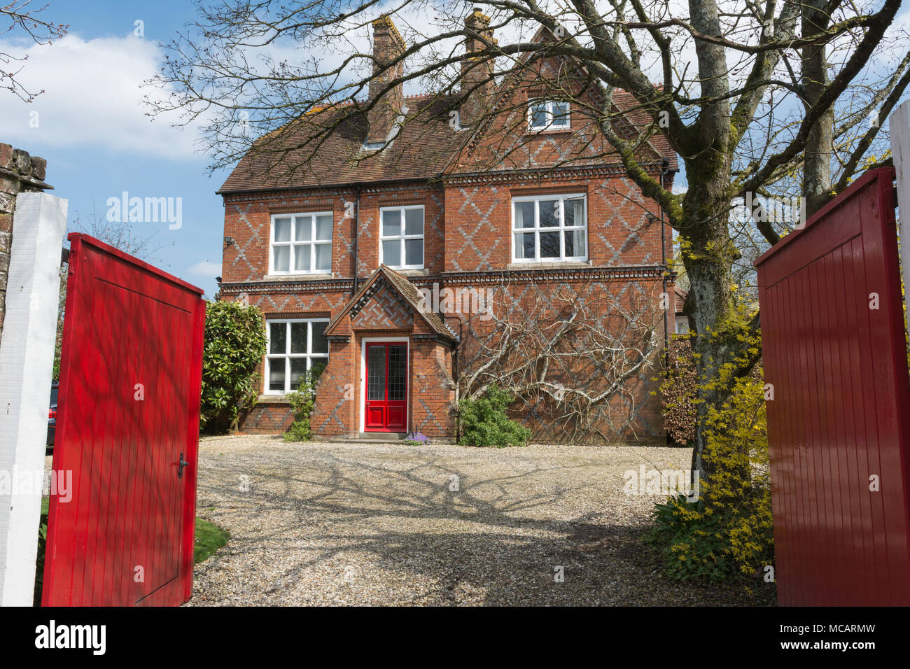 La Casa Roja en la aldea de Aldermaston en Berkshire, Reino Unido Foto de stock