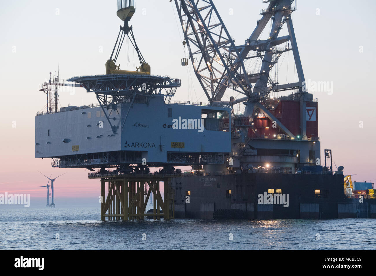 08 de abril de 2018, Alemania, Sassnitz: 4.000 toneladas de pesaje plataforma transformador está montada con la ayuda de una grúa buque 'Oleg Strashnov' en el parque eólico marino "Arkona' cerca de la isla de Ruegen. Parque eólico marino "Arkona" se espera en línea a principios de 2019 ofreciendo 385 megavatios de energía a partir de 60 aerogeneradores. La compañía de energía Eon y la compañía de energía noruega Statoil están invirtiendo alrededor de 1, 2 millones de euros en el proyecto. - Sin cable SERVICIO - Foto: Stefan Sauer/dpa-Zentralbild/dpa Foto de stock