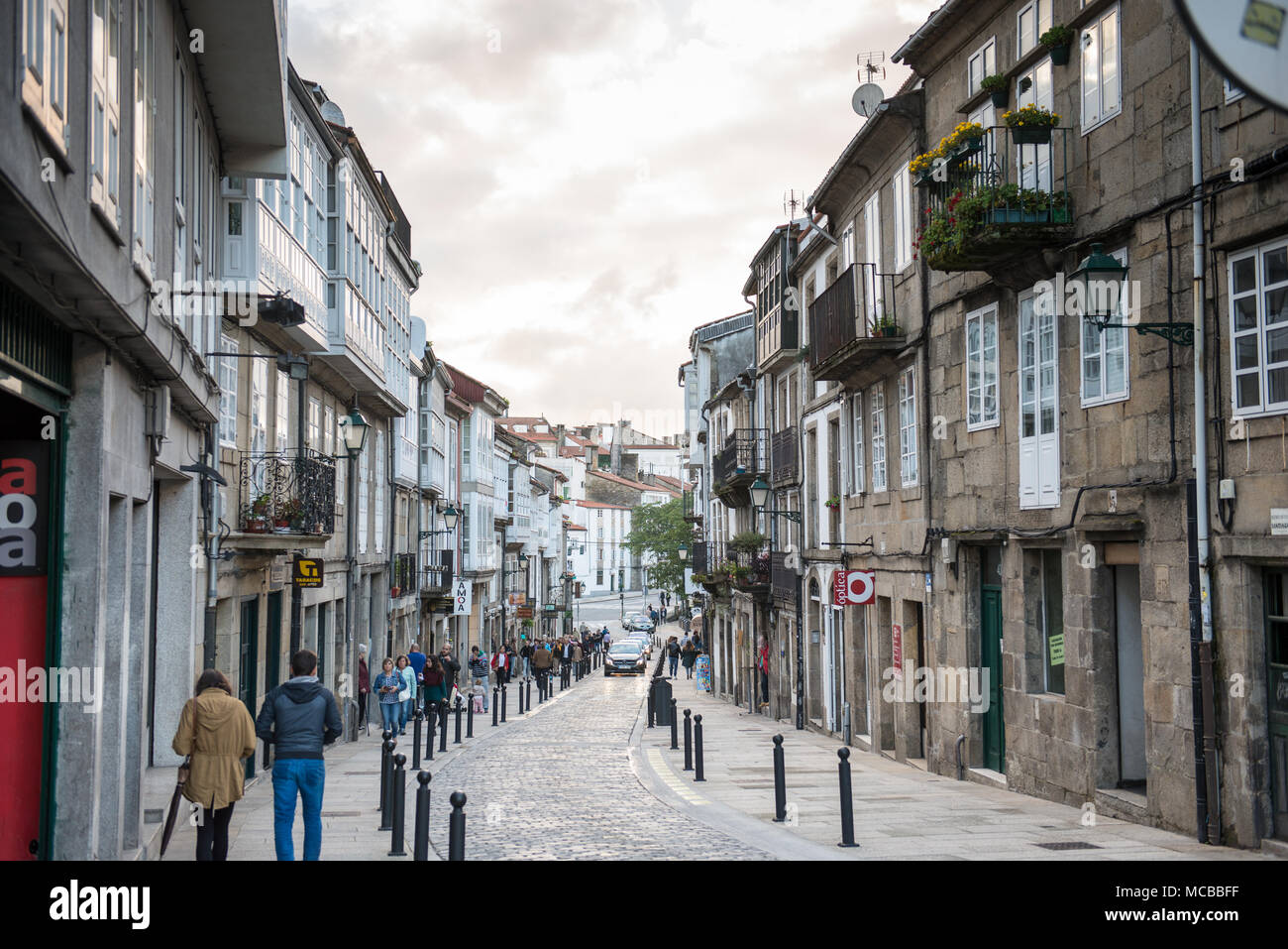 La Rúa de San Pedro, en Santiago de Compostela, España con la gente en la  calle, en una noche Fotografía de stock - Alamy