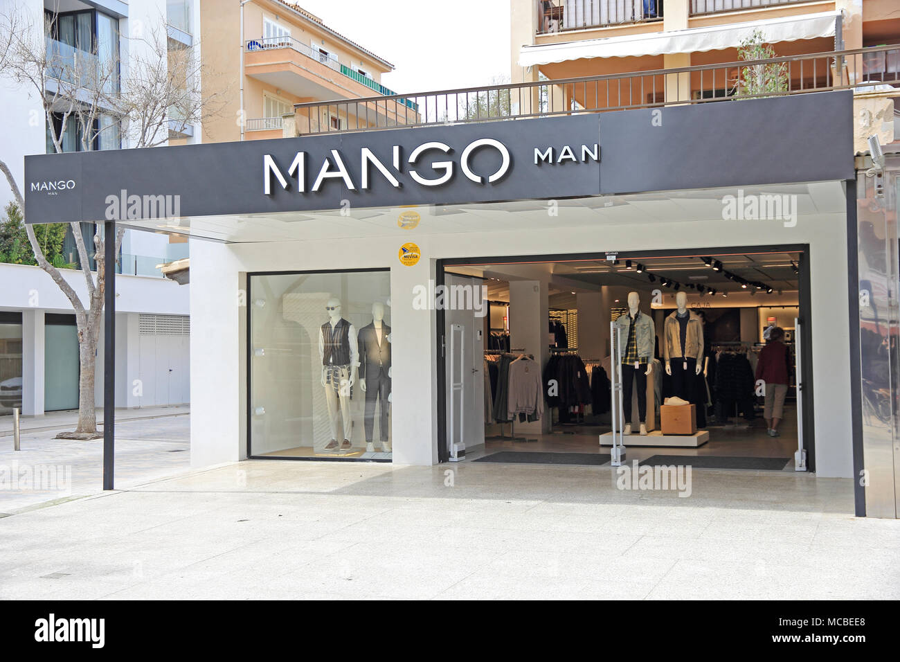 Tienda de ropa de hombre Mango, Cala Millor, Mallorca Foto de stock