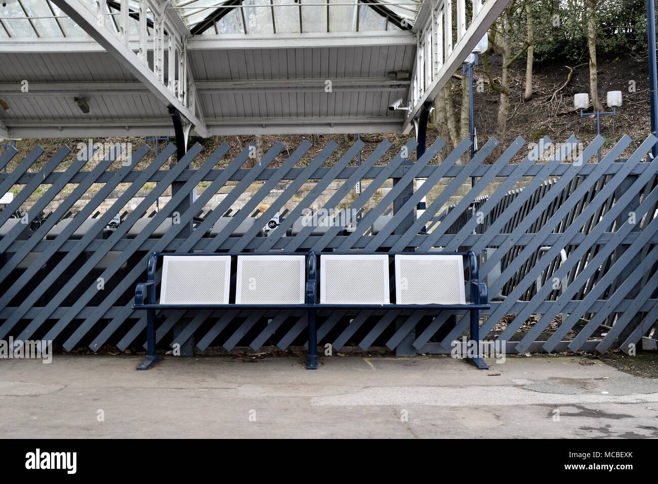 Estación asientos en frente de la estación en Durham cerco gris Foto de stock