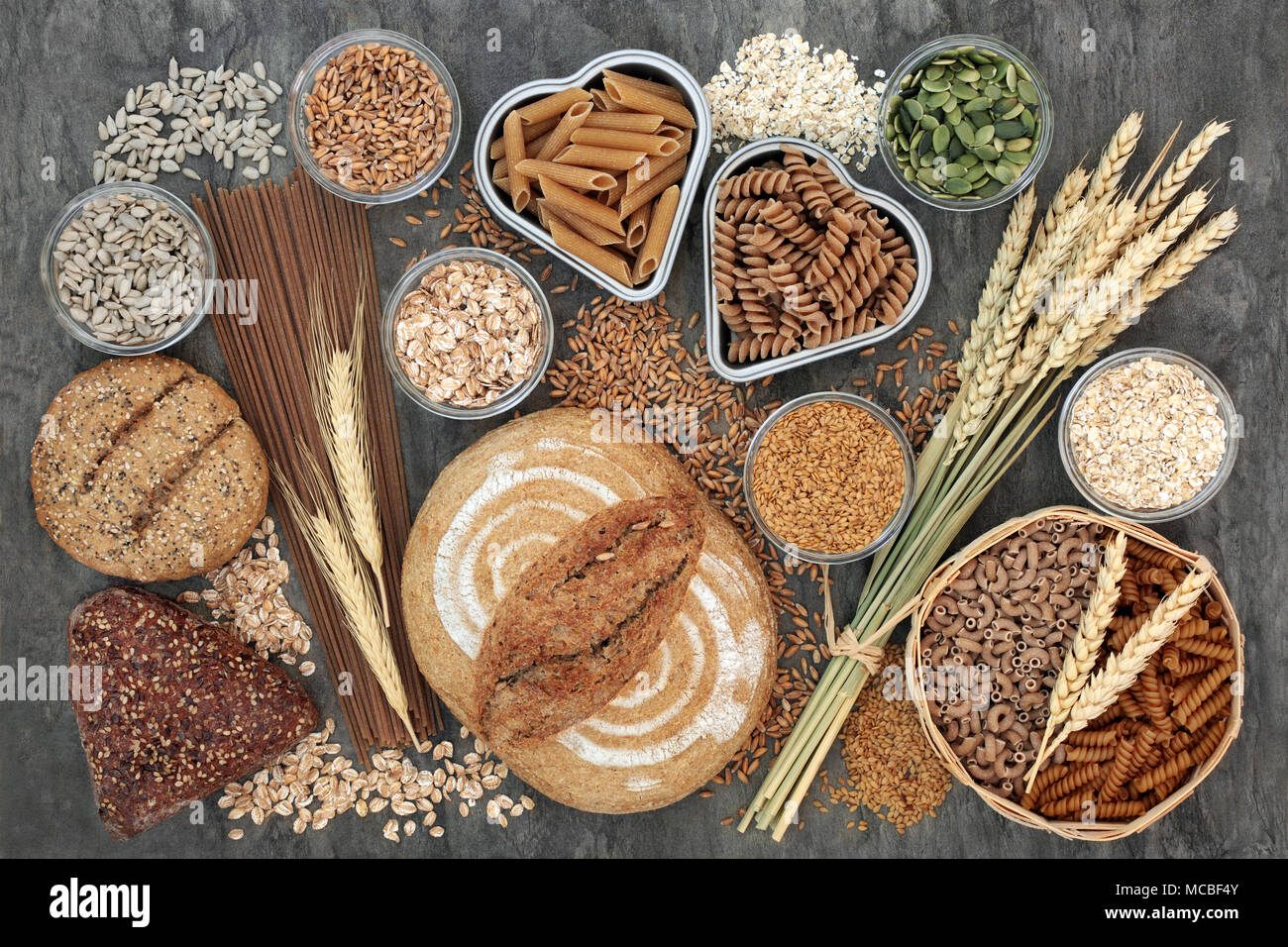 Los alimentos altos en fibra dietética con pan de grano entero y se