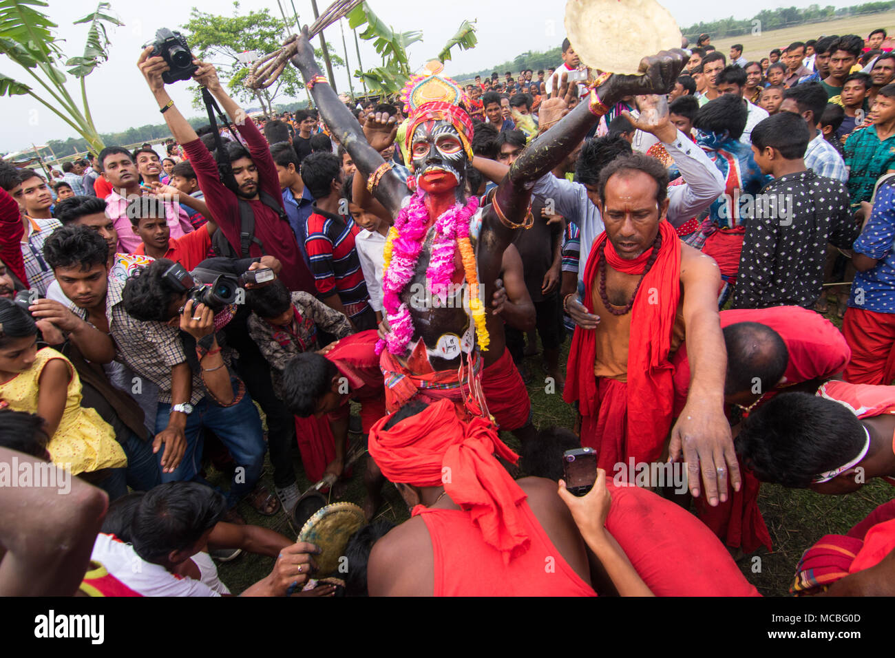 Un grupo de fieles hindúes realizar los rituales de Charak Puya festival el 14 de abril de 2018, en Maulvibazar, Bangladesh. Foto de stock