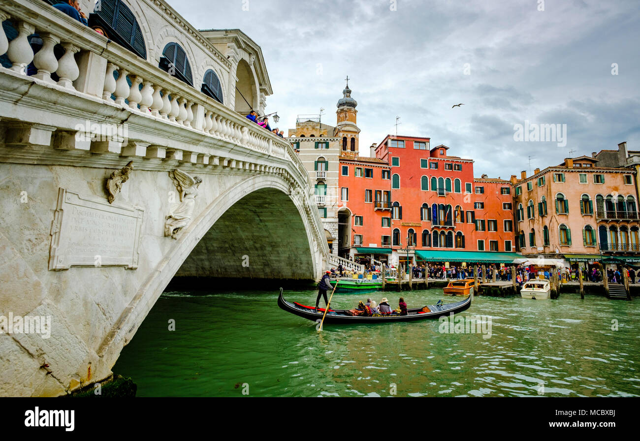 Gondola pasando bajo el Puente de Rialto (Ponte di Rialto) en el Gran Canal de Venecia, Italia Foto de stock