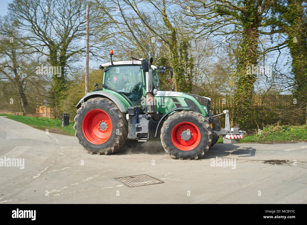 Tractores de todos los tipos en la ejecución anual de caridad para Macmillan Cancer Support, Driffield, East Yorkshire Wolds, Inglaterra, Reino Unido. Foto de stock