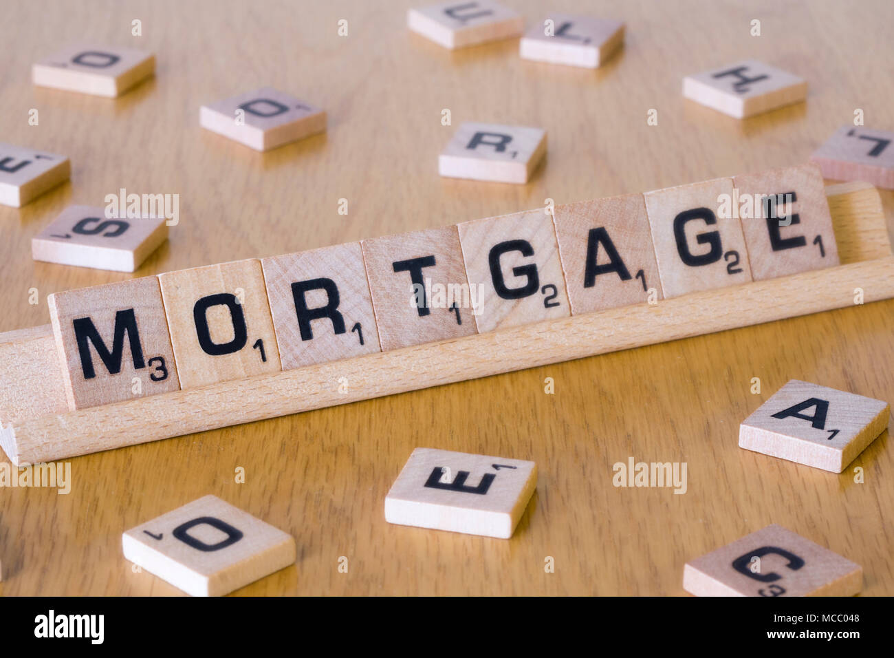 Scrabble letras de deletrear la palabra hipoteca Foto de stock