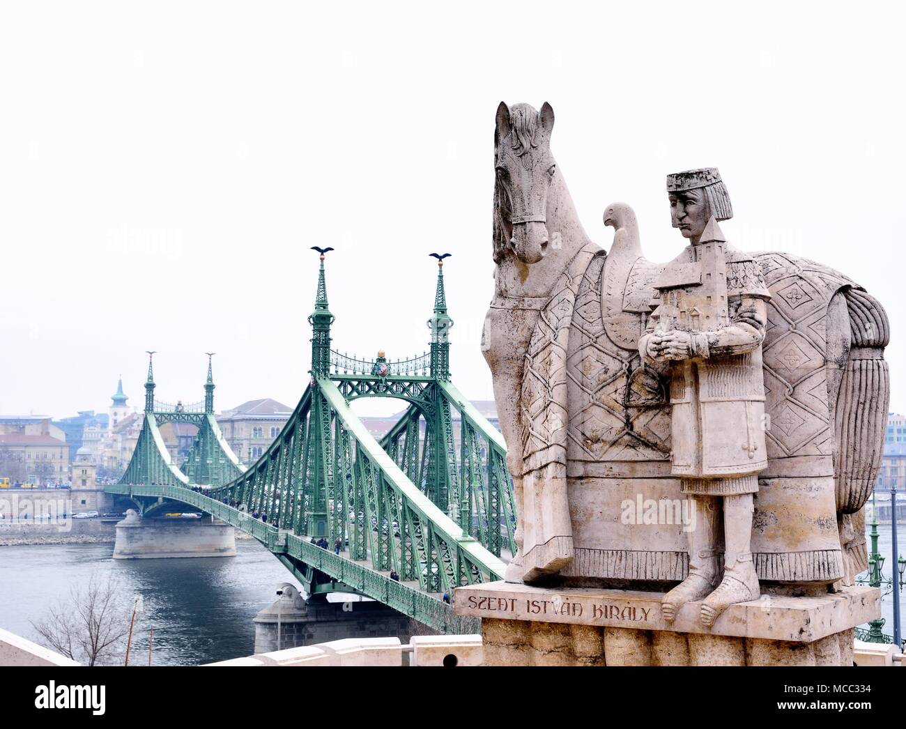 Puente de la libertad y la estatua de San Esteban I, Budapest, Hungría. Foto de stock
