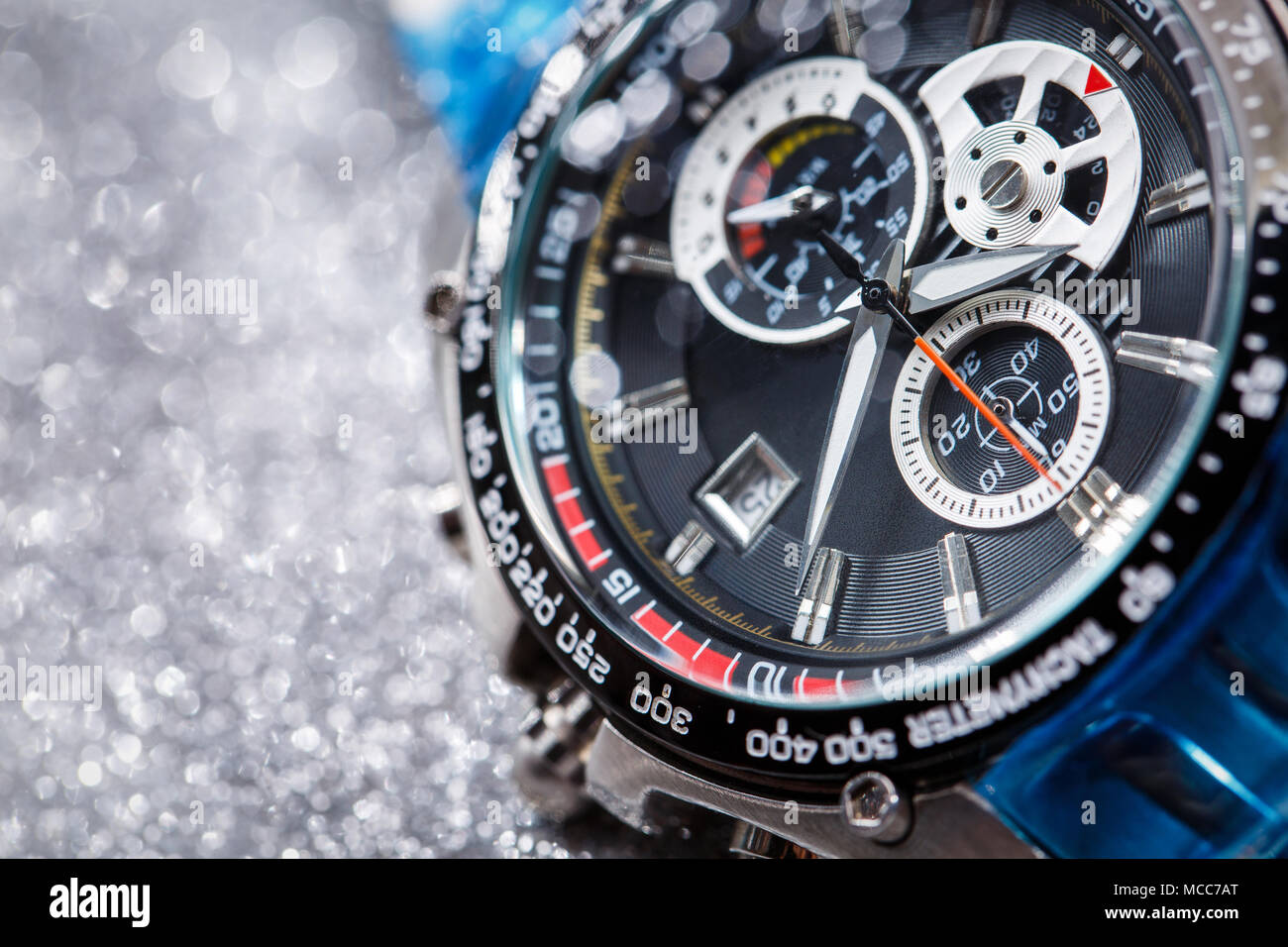 Vista de cerca del bonito reloj de pulsera del hombre Vista de cerca del bonito reloj de pulsera del hombre