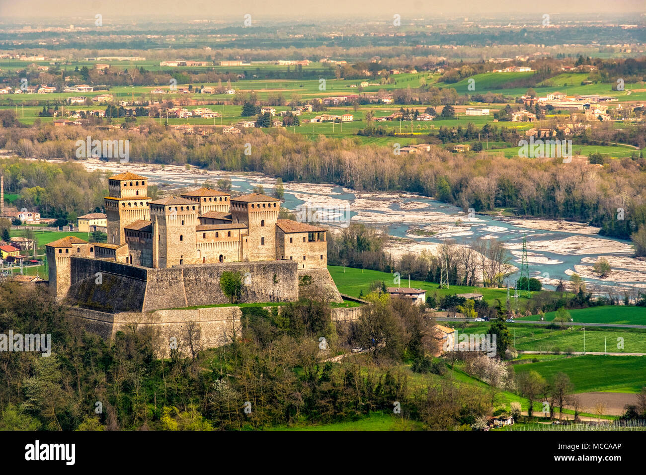 Italia Parma castillo Torrechiara vista aérea del Castello di Torrechiara en Emilia Romagna italiana panorama Castillos Foto de stock