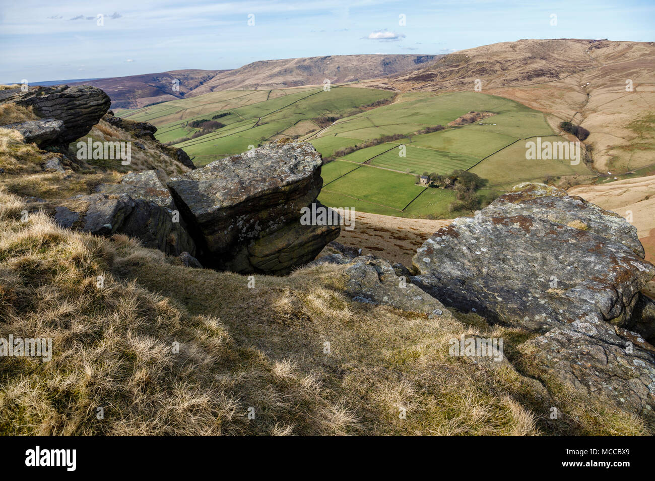 Vista desde el sur de cabeza a través del Valle hacia Sett Kinder Scout, Peak District National Park, Derbyshire Foto de stock
