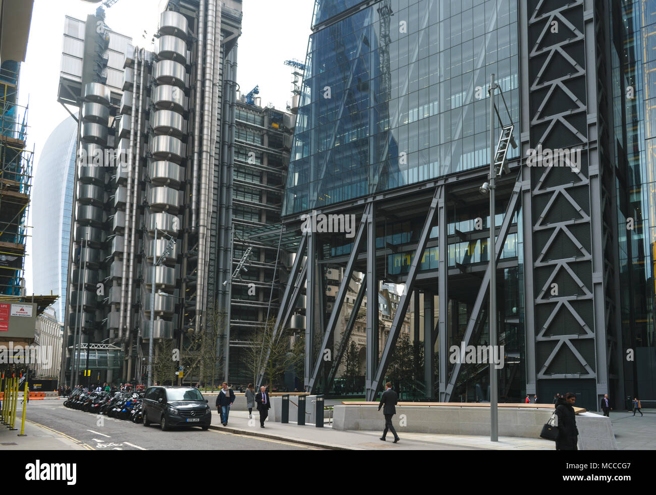 Una arquitectura moderna y antigua en Londres Foto de stock