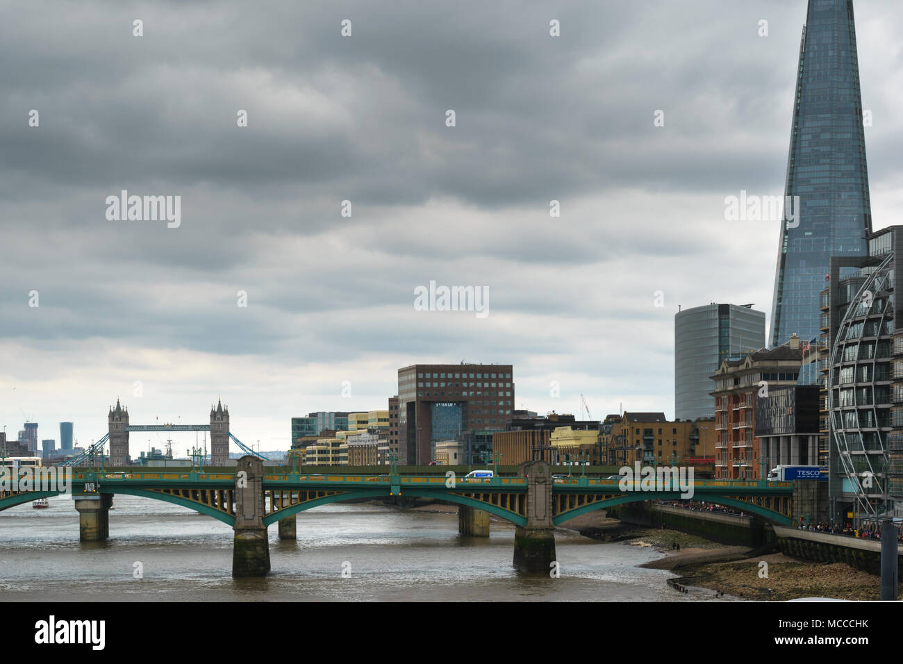 Una arquitectura moderna y antigua en Londres Foto de stock