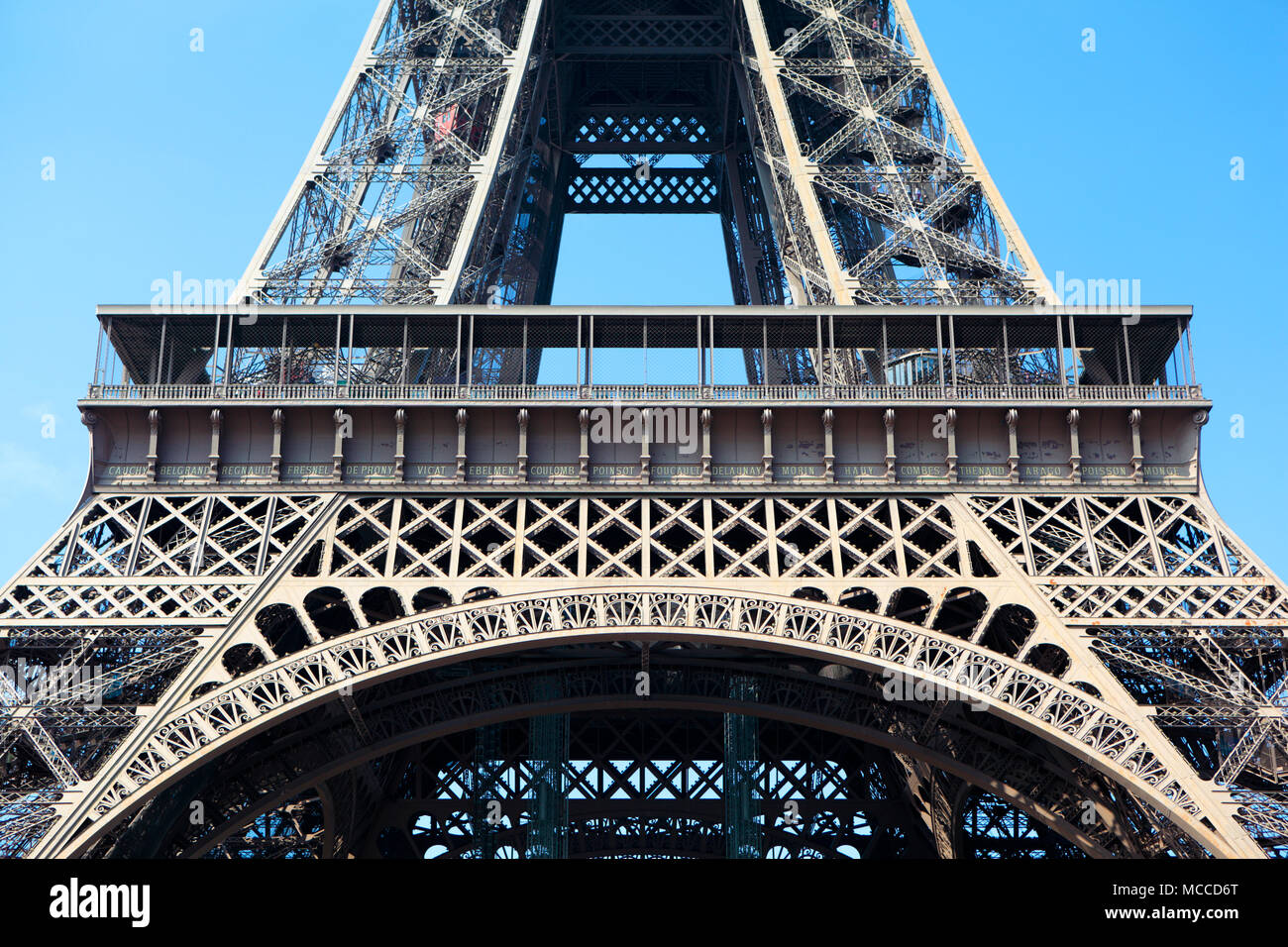 Torre Eiffel oriente sección primera planta closeup Foto de stock