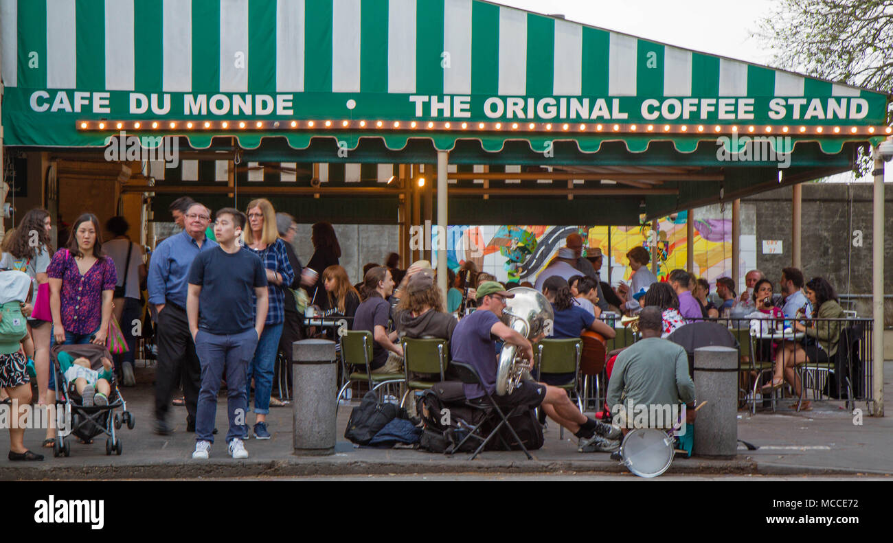 El Café Du Monde, New Orleans, Louisiana, Estados Unidos. Una multitud