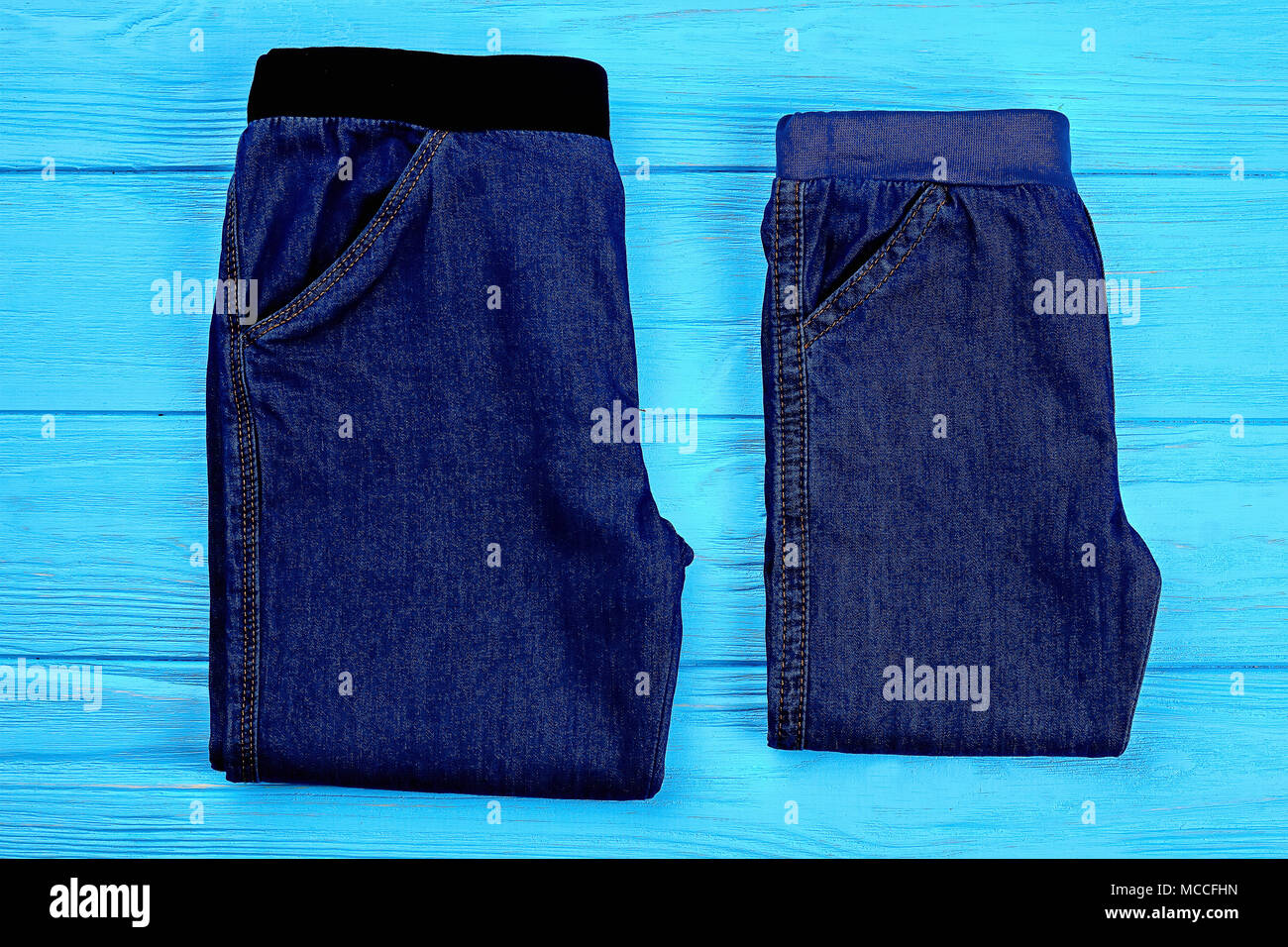 Los niños jean pantalones sobre fondo de madera. Dos pares de nuevos jeans  para chicos, vista superior. Los pantalones de mezclilla de alta calidad  para los niños Fotografía de stock - Alamy