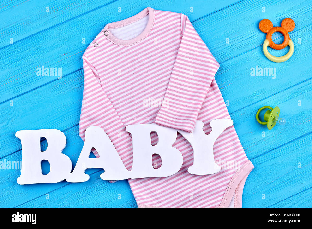 Rayas rosas bodysuit para bebé niña. El lactante natural de ropa y accesorios Marcas de infantil para niños en venta Fotografía de stock - Alamy