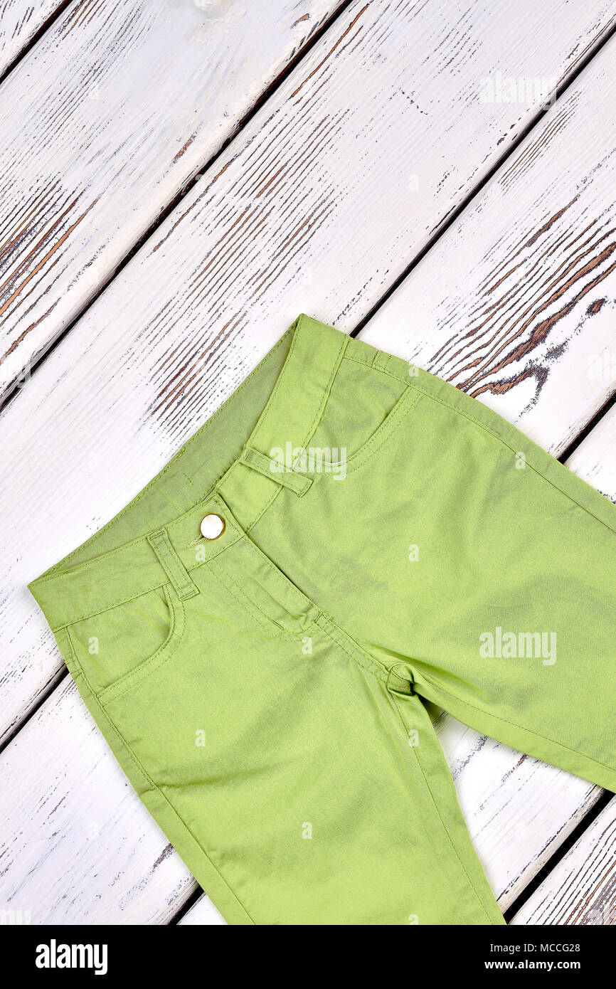Niños pantalón verde, vista superior. Marca de alta calidad pantalones niña sobre fondo de vieja. Niños moda Fotografía de stock Alamy