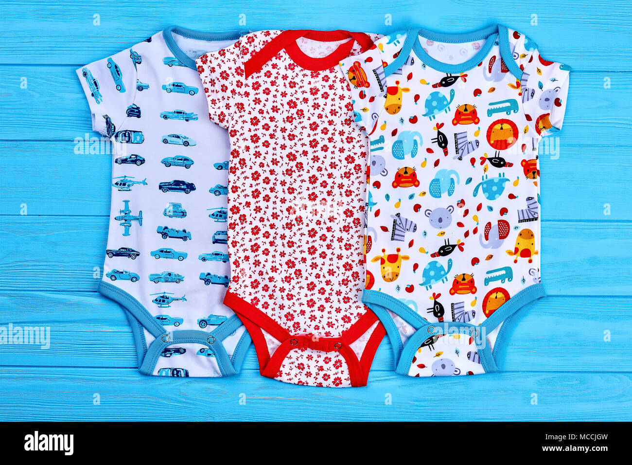Conjunto de hermosas bodysuits para el recién nacido. de algodón para lactante rompers azul, fondo de madera. de ropa de marca orgánica para el bebé lactante Fotografía de stock -
