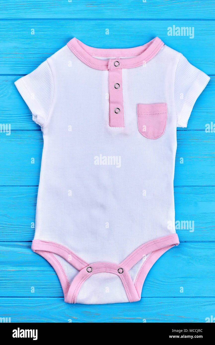 Bebe Nina Bodysuit De Algodon Organico Camiseta De Manga Corta Blanca De Alta Calidad Romper Para Bebe Nina En Azul De Fondo De Madera Fotografia De Stock Alamy