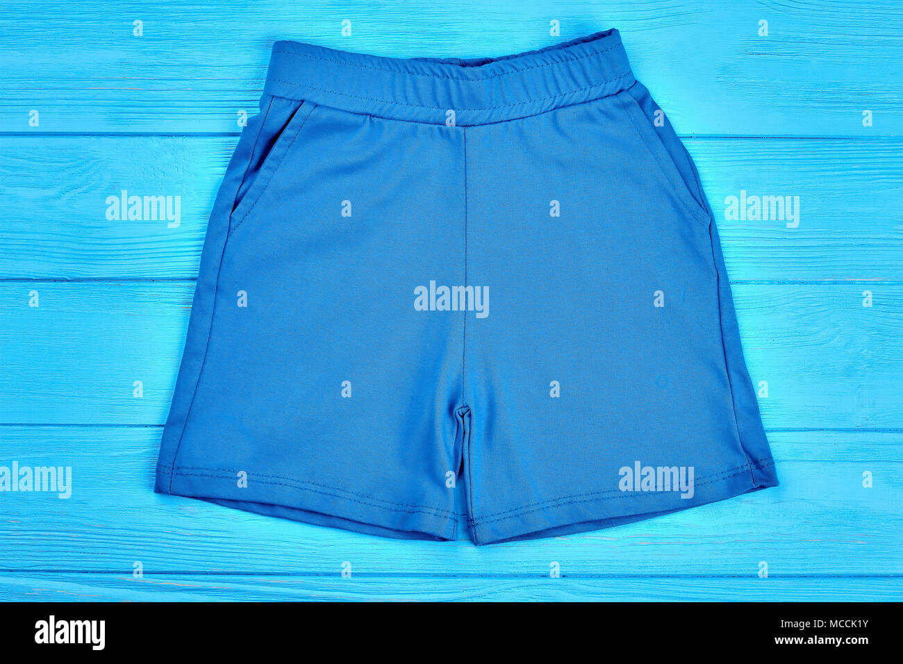 Pantalones cortos de algodón azul de bolsillo para niños. Los niños y las  niñas textil shorts deportivos, vista superior. Organic casual Ropa de verano  para niños Fotografía de stock - Alamy