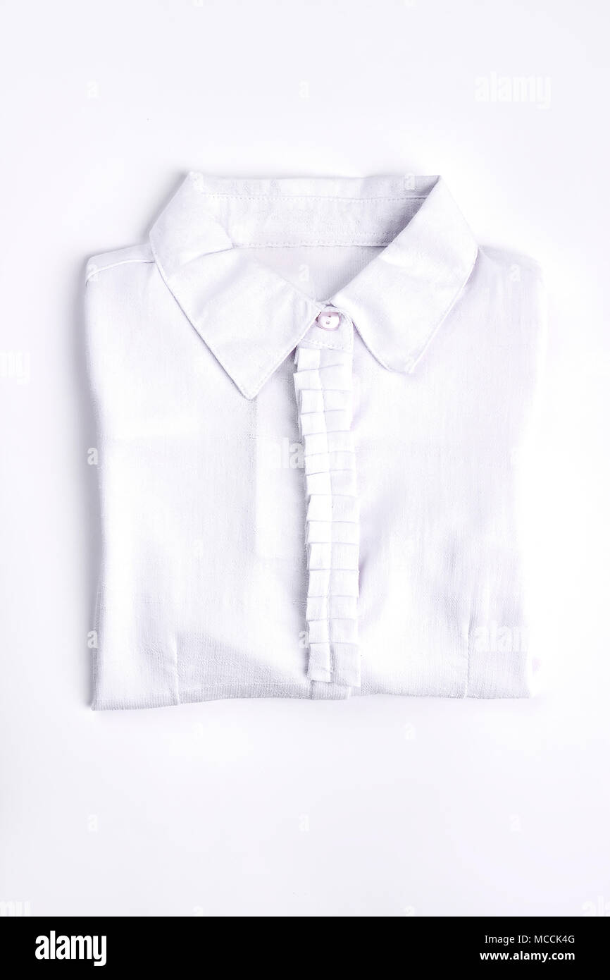 Camiseta mujer blanca sobre fondo blanco. Nueva blusa de algodón plegada  para niñas de la escuela. Nueva colección de modernas camisetas de algodón  para las niñas Fotografía de stock - Alamy