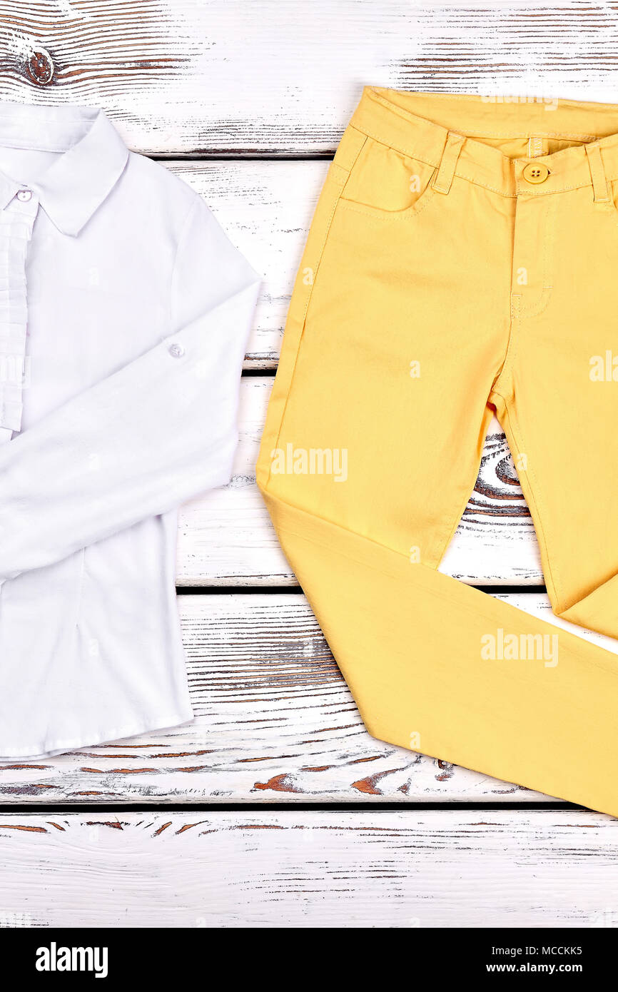 Joven elegante blusa y pantalones. Las niñas adolescentes algodón ropa de  marca a la venta. Ropa casual femenino Fotografía de stock - Alamy