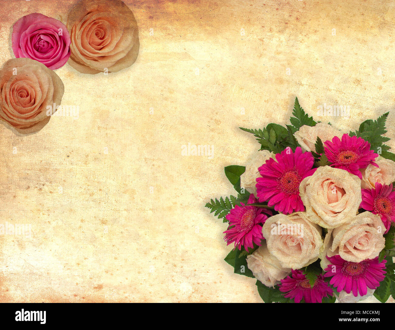 Tarjeta con flores rosas en vintage antecedentes para san valentín y felicitaciones y las invitaciones de boda Fotografía de stock - Alamy Tarjeta con flores rosas en vintage antecedentes para san valentín y felicitaciones y las invitaciones de boda Fotografía de stock - Alamy