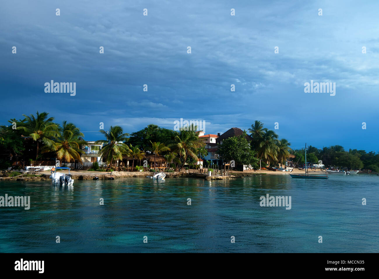 Isla Saona costa con hoteles vista desde el agua Foto de stock