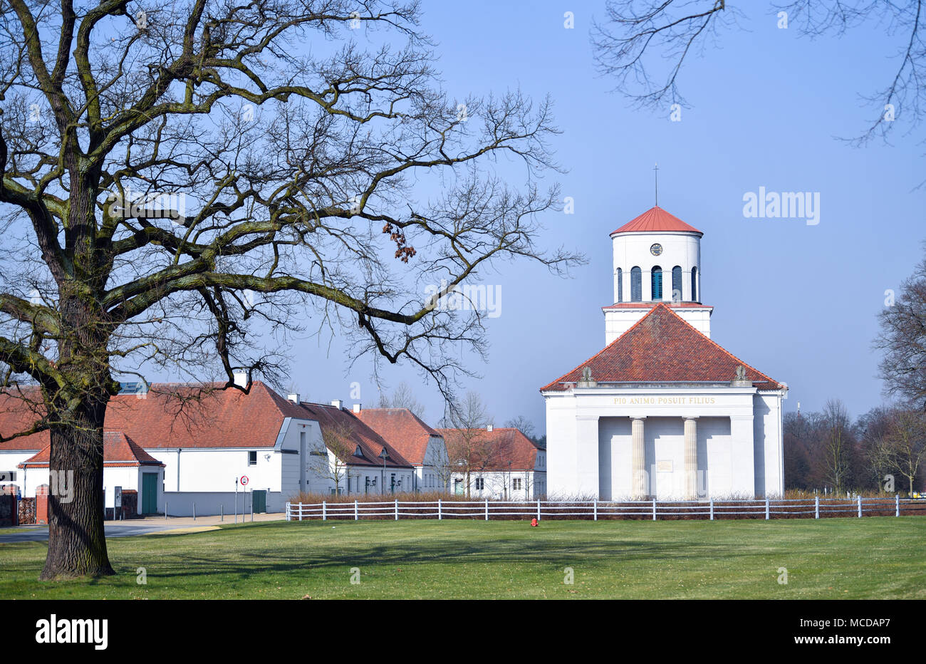 10 de abril de 2018, Alemania, Neuhardenberg: vista de la iglesia de Schinkel. La ciudad fue conocida como Marxwalde previoulsy después del filósofo alemán, economista y teórico social Karl Marx (Mayo 05 de 1818 - 14 de marzo de 1883) durante la época de la RDA y cambiarle el nombre a Neuhardenberg después de la caída del Muro de Berlín. Foto: Patrick Pleul/dpa-Zentralbild/dpa Foto de stock