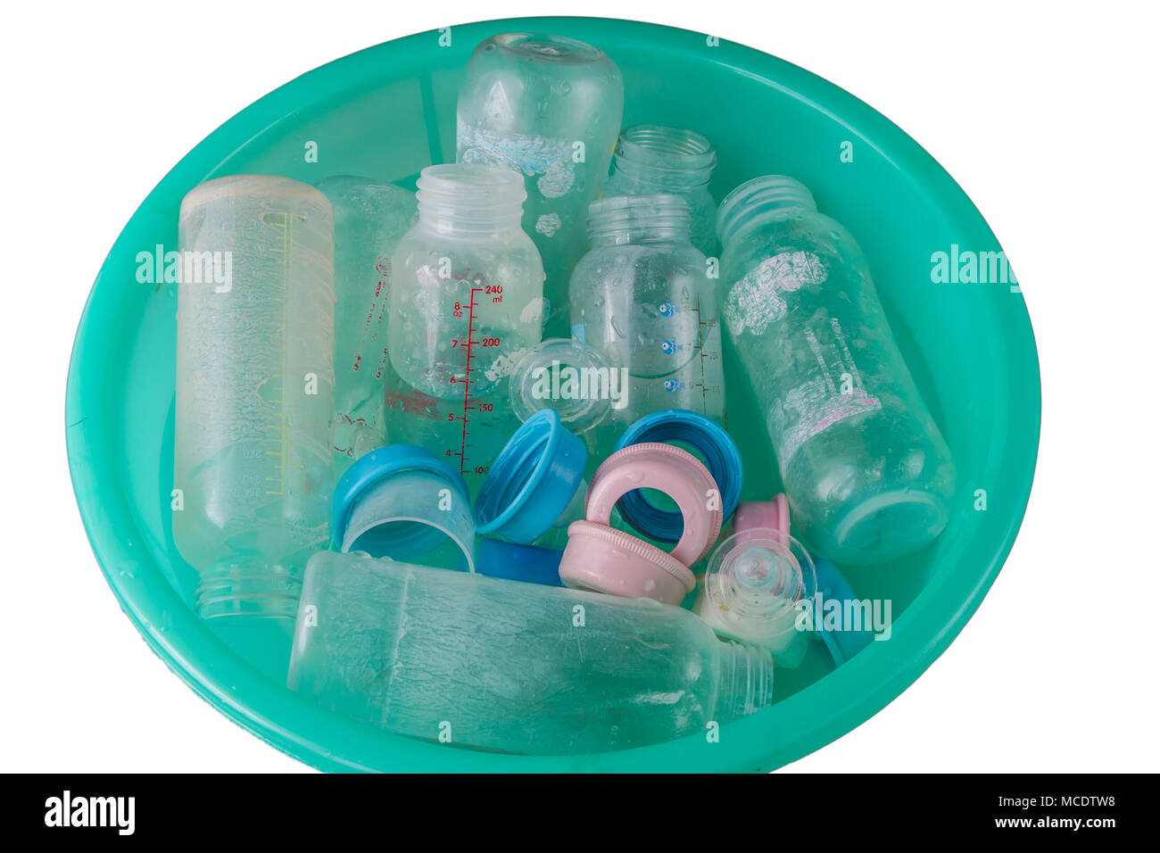 Botellas en un cubo de plástico sobre fondo blanco Fotografía de stock -  Alamy